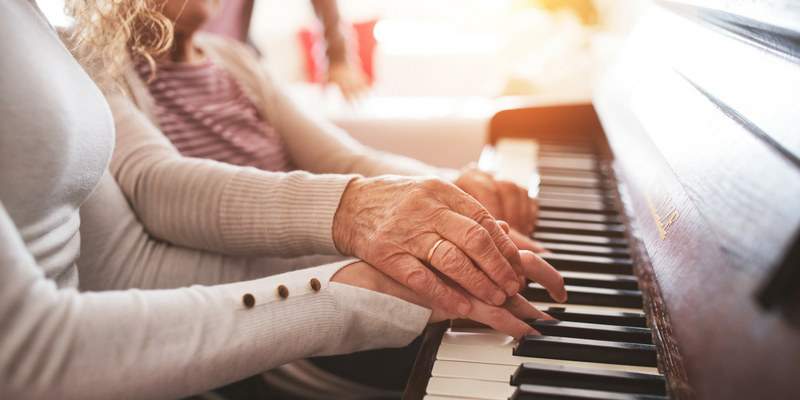 mother daughter playing piano quiz
