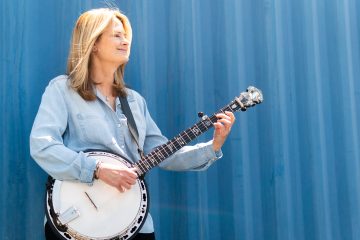 Alison Brown playing the banjo