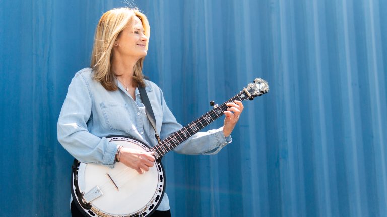 Alison Brown playing the banjo
