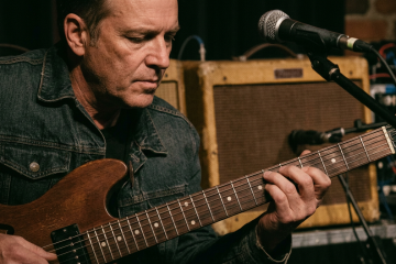 a blues guitar player demonstrates blues turnarounds